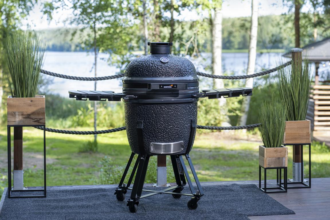 Kamado Grill im Garten mit frischem Gemüse aus dem Gewächshaus