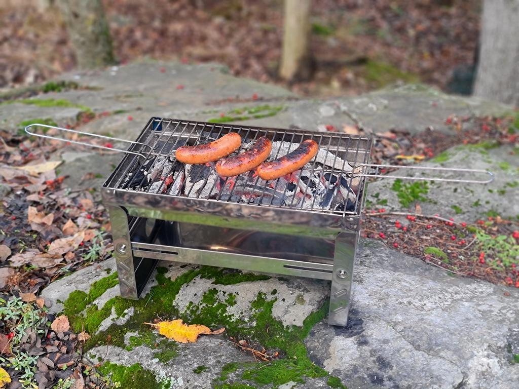 Tragbarer Holzkohlegrill für unterwegs – kompakt und robust