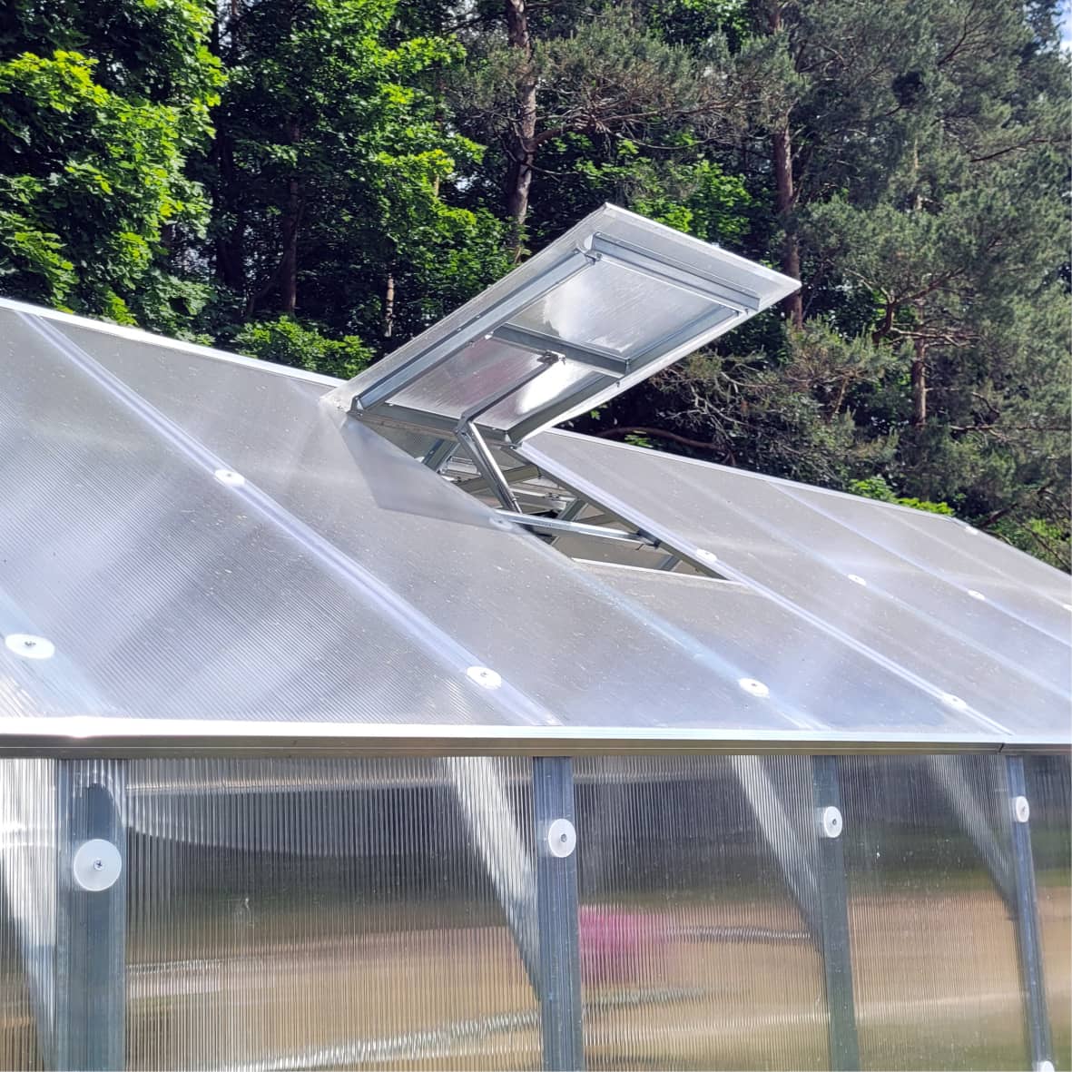 Automatische Dachfenster funktionieren meist über einen temperaturabhängigen Zylinder.