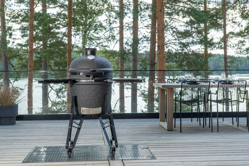 Mustang Kamado Keramikgrill im Garten